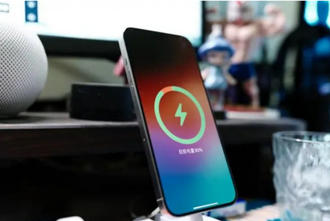 东城街道苹果15换屏服务分享用什么充电器给iPhone15充电更好 